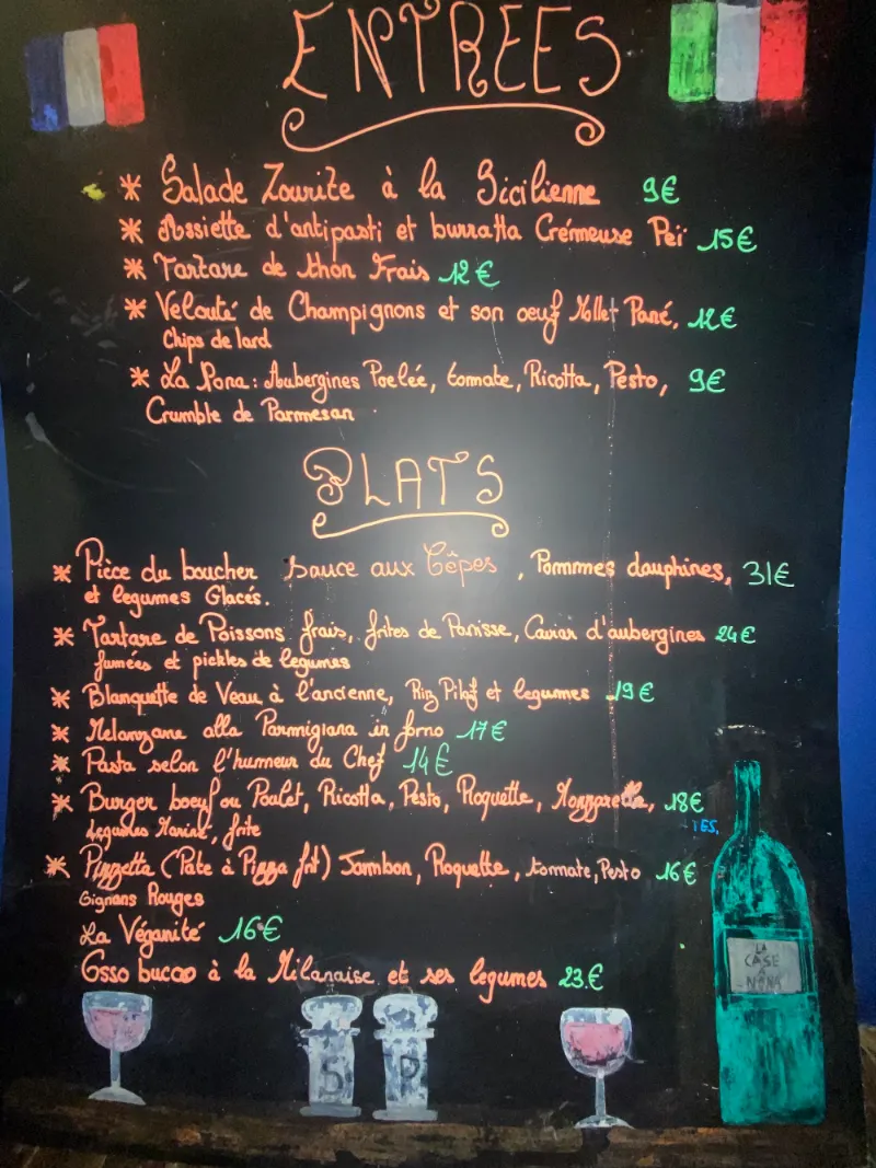 L'ardoise du restaurant, écrite à la craie : entrées et plats